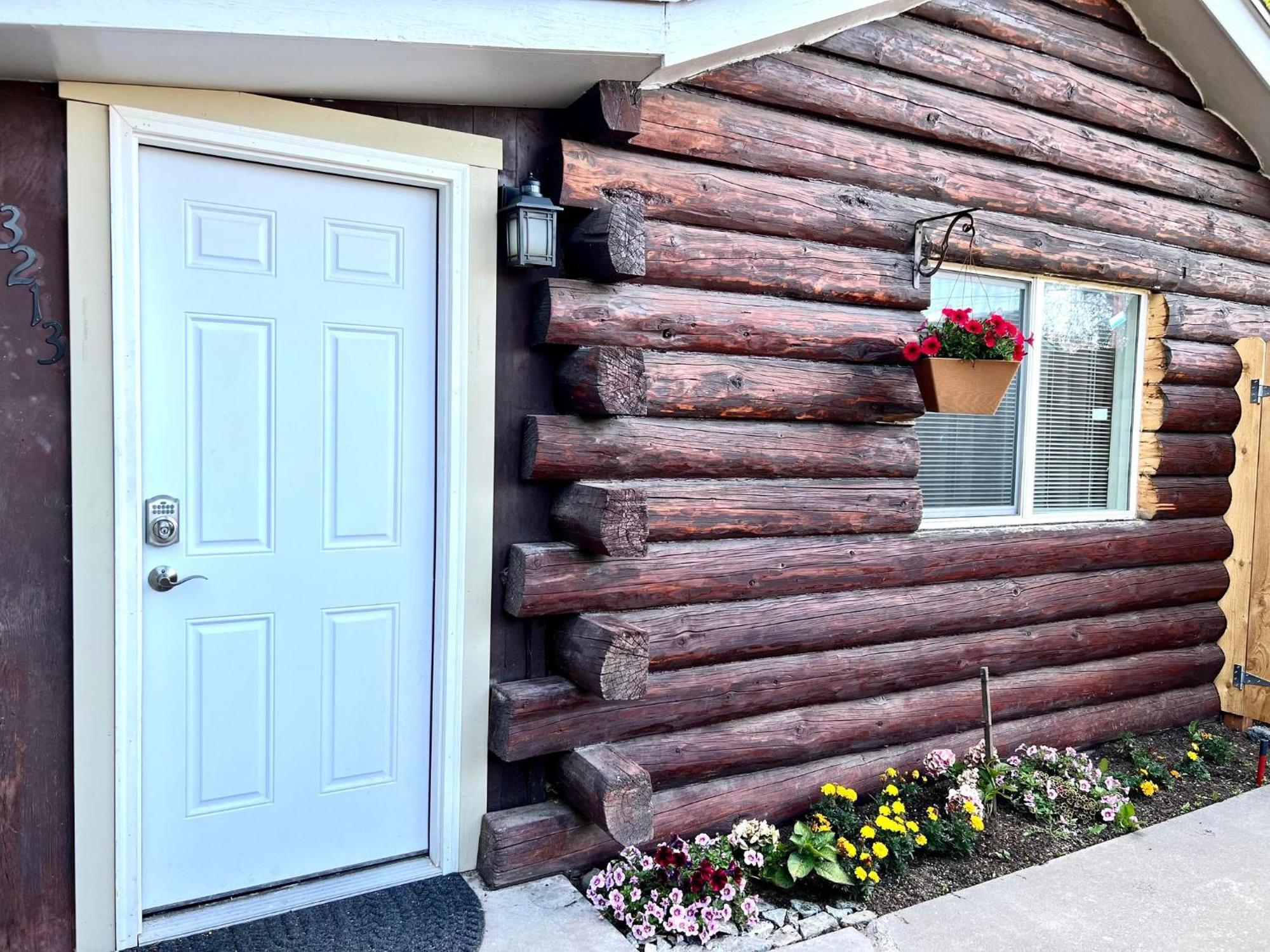 Log House In Heart Of Anchorage Apartment Exterior photo